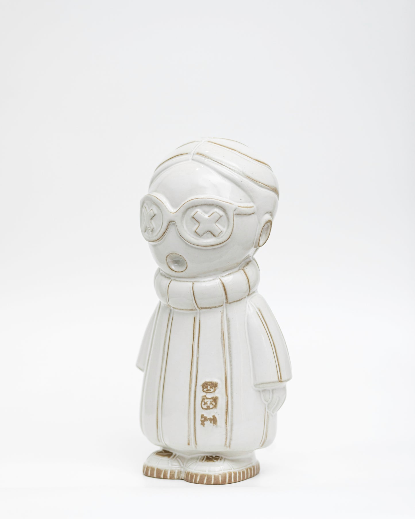 LA RETRO-NONNA.BOT, escultura en porcelana, Peruji, de El Imaquinario de Yute y Tocuyo