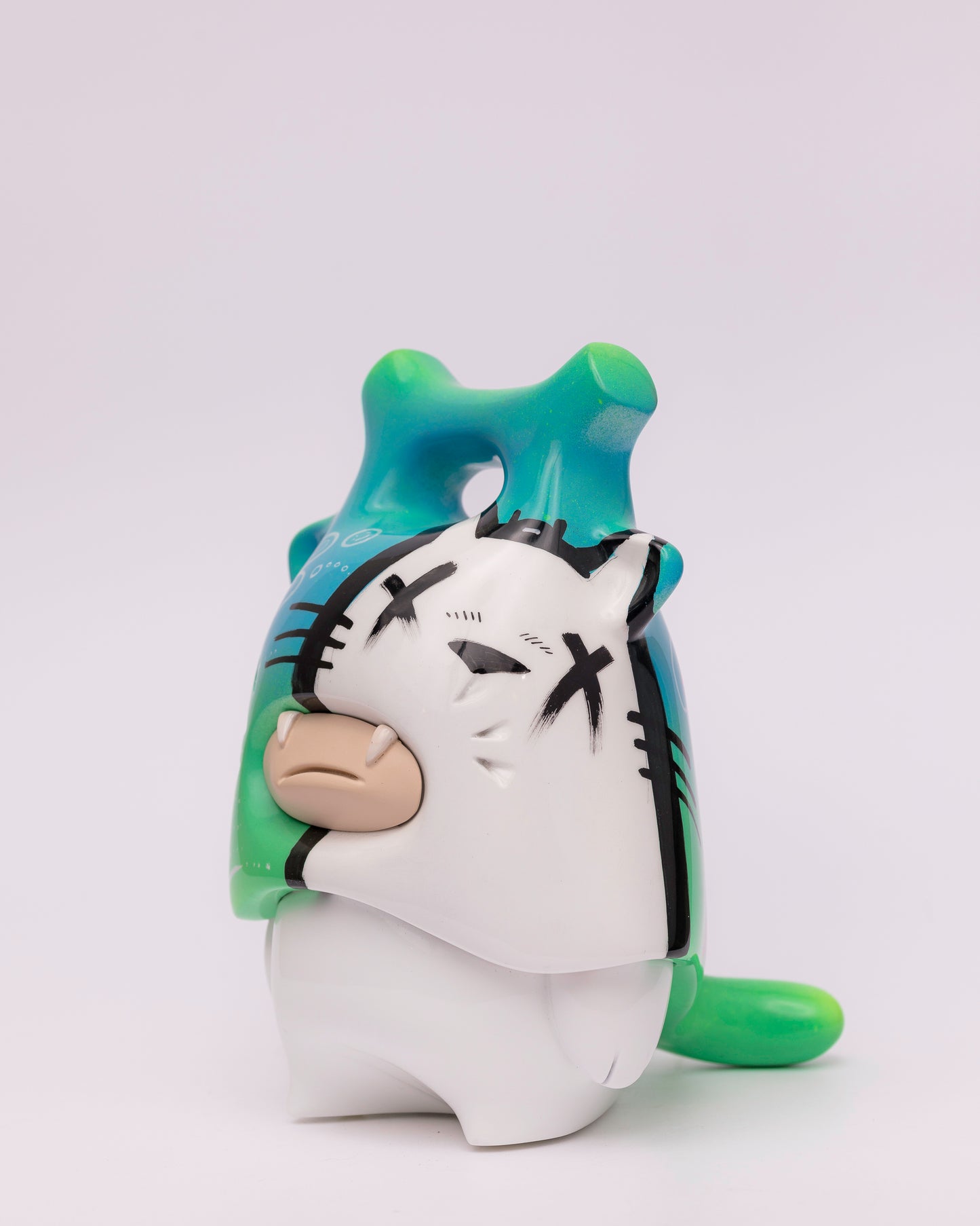 WAKO.Felino.Storyteller, escultura en resina de poliéster