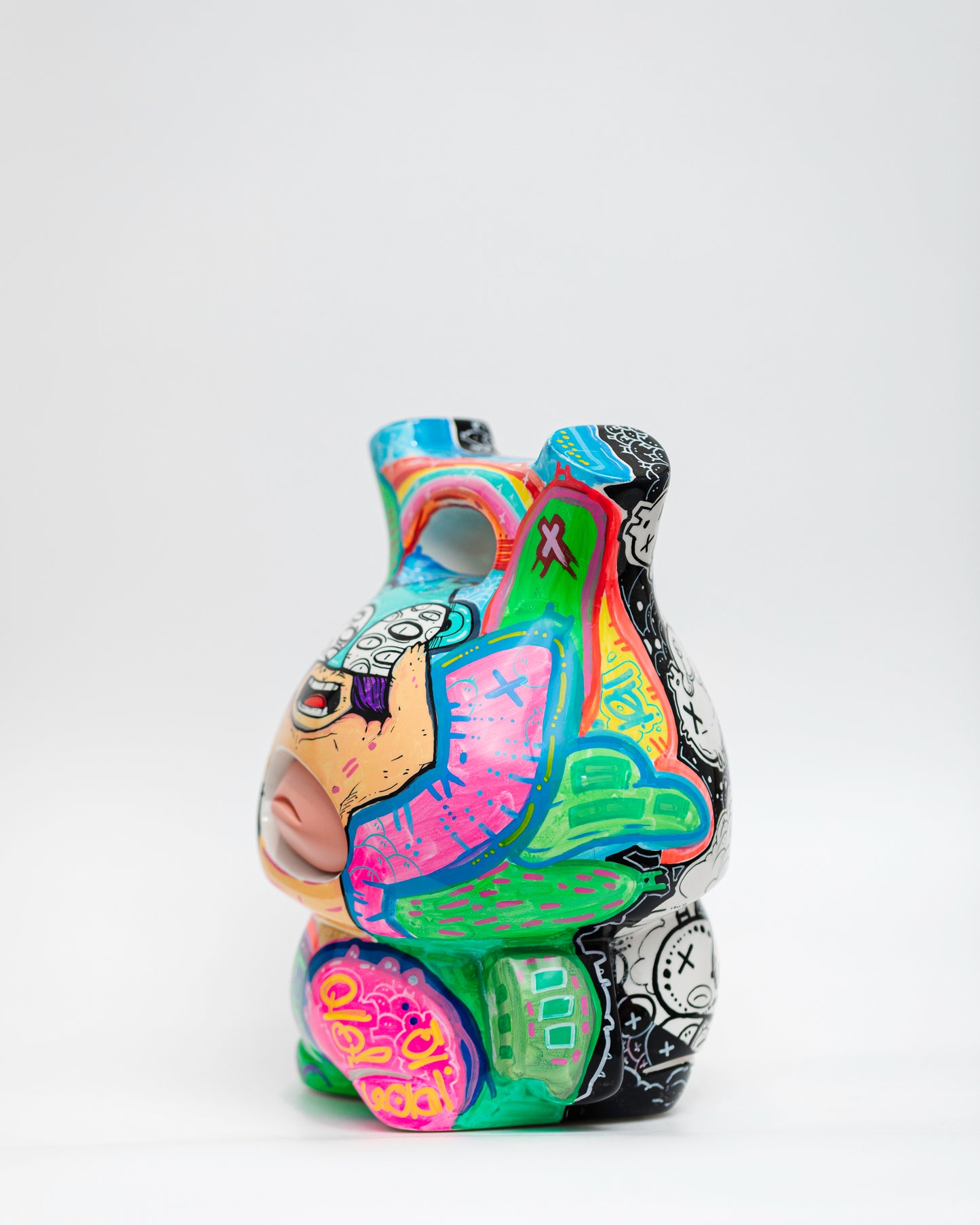 WAKO.Storyteller, escultura en resina de poliéster
