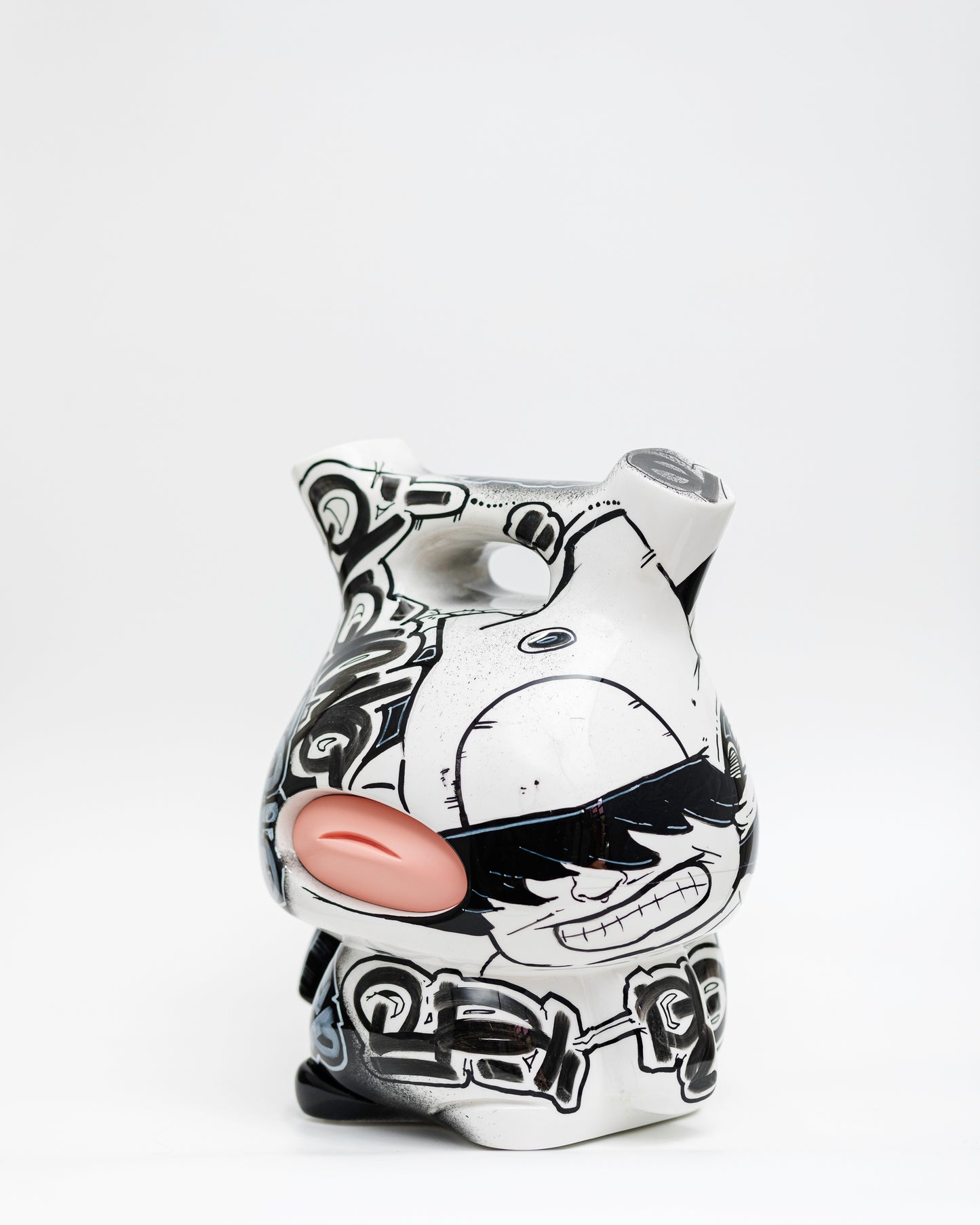 WAKO.Storyteller, monócromo, escultura en resina de poliéster