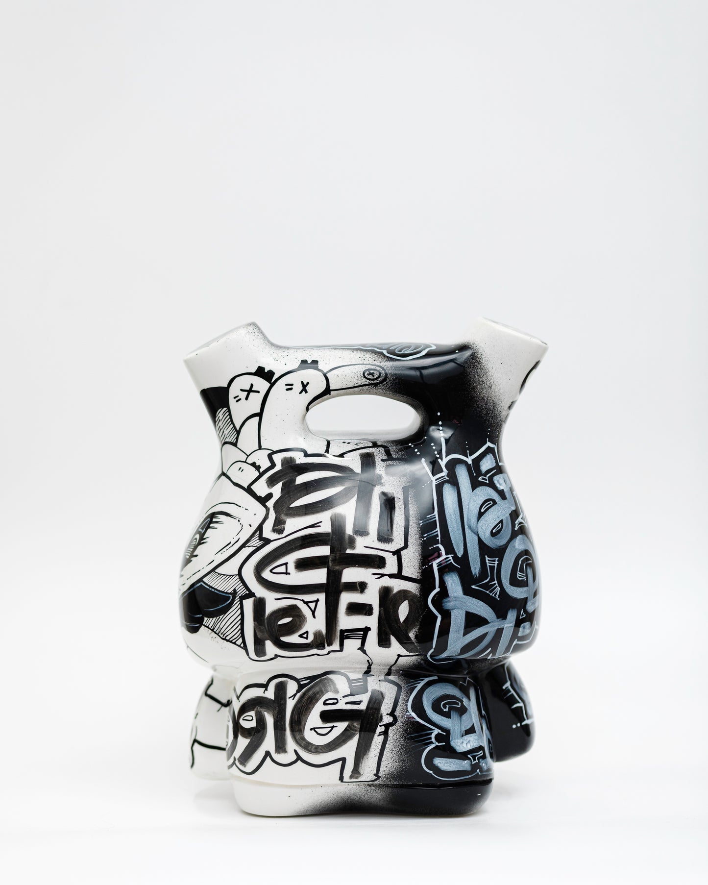 WAKO.Storyteller, monócromo, escultura en resina de poliéster
