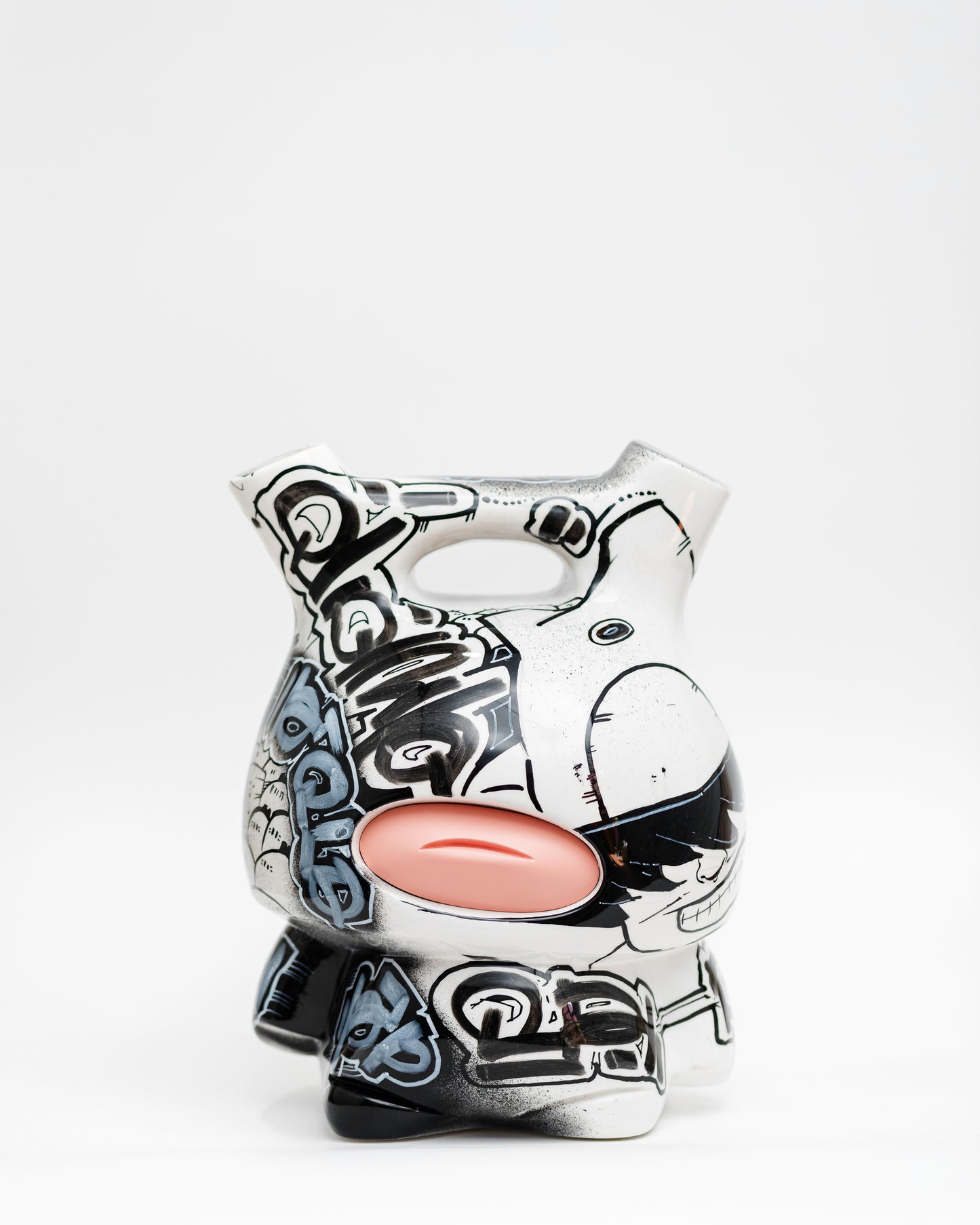 WAKO.Storyteller, monócromo, escultura en resina de poliéster