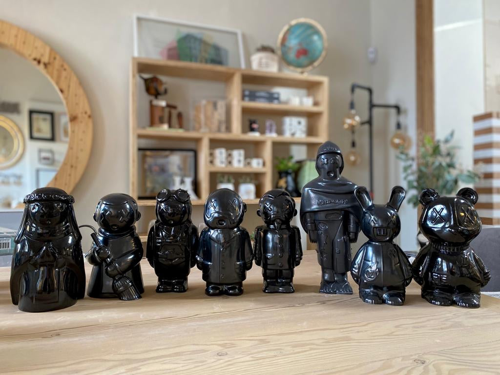 CONEJO ATÓMICO BLACK, escultura en cerámica