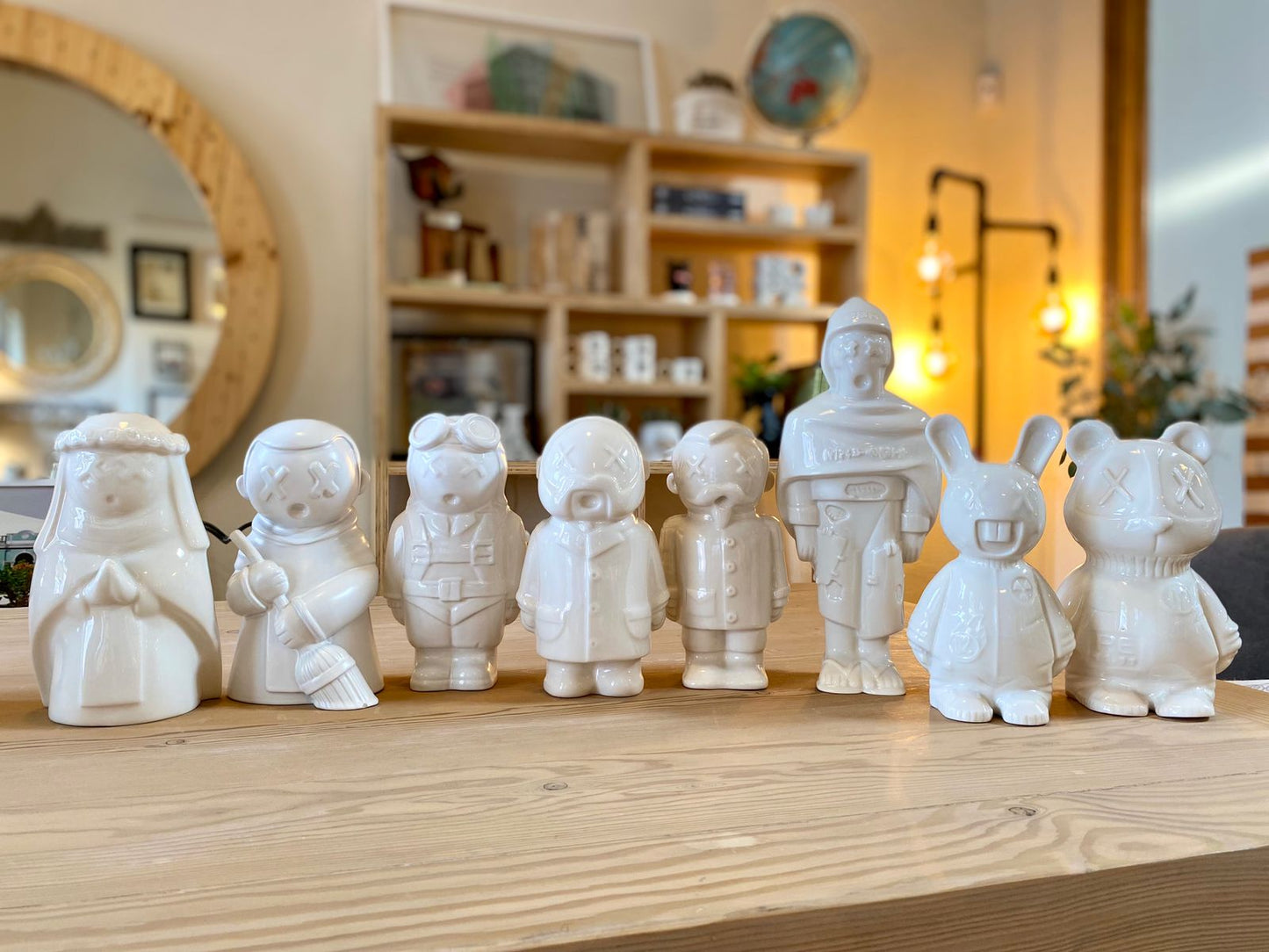 GIGANTO.BOT, escultura en porcelana blanca.