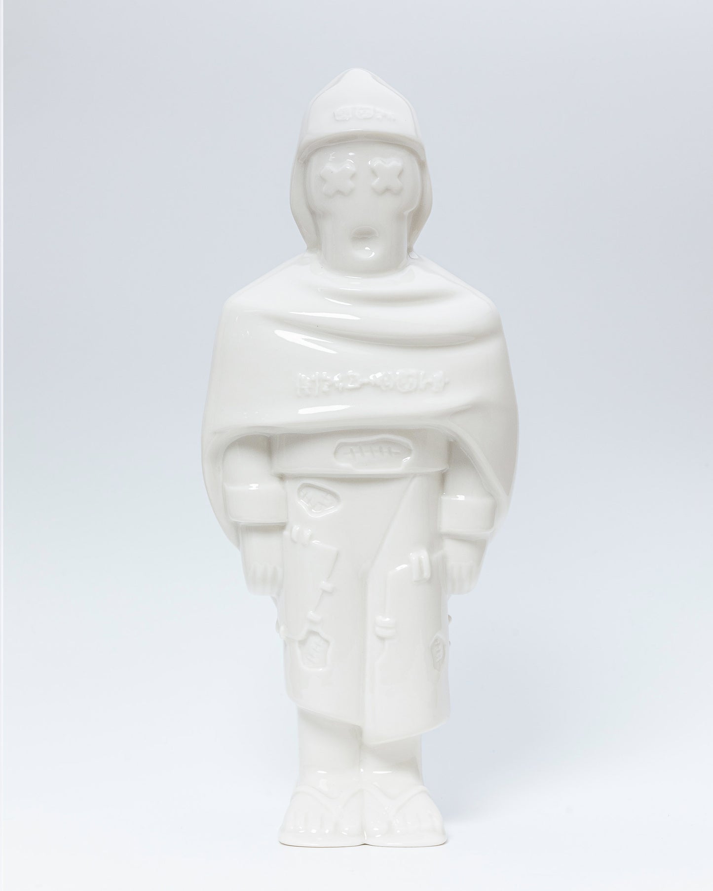 GIGANTO.BOT, escultura en porcelana blanca.