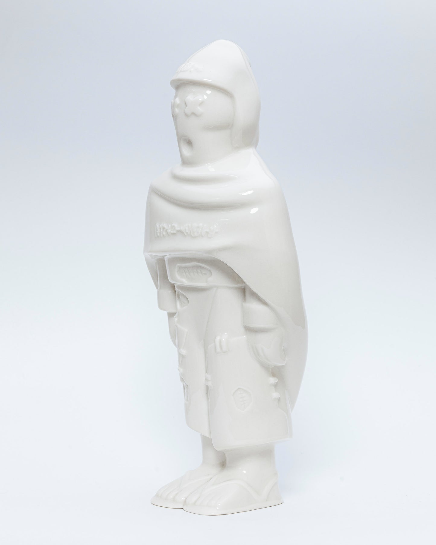 GIGANTO.BOT, escultura en porcelana blanca.