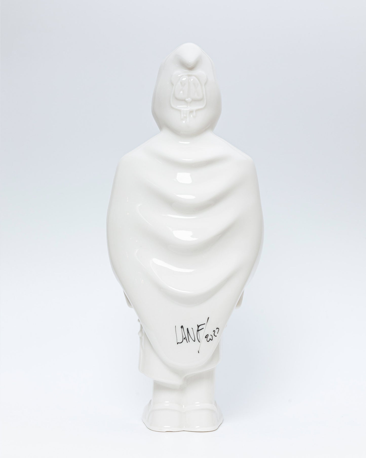 GIGANTO.BOT, escultura en porcelana blanca.