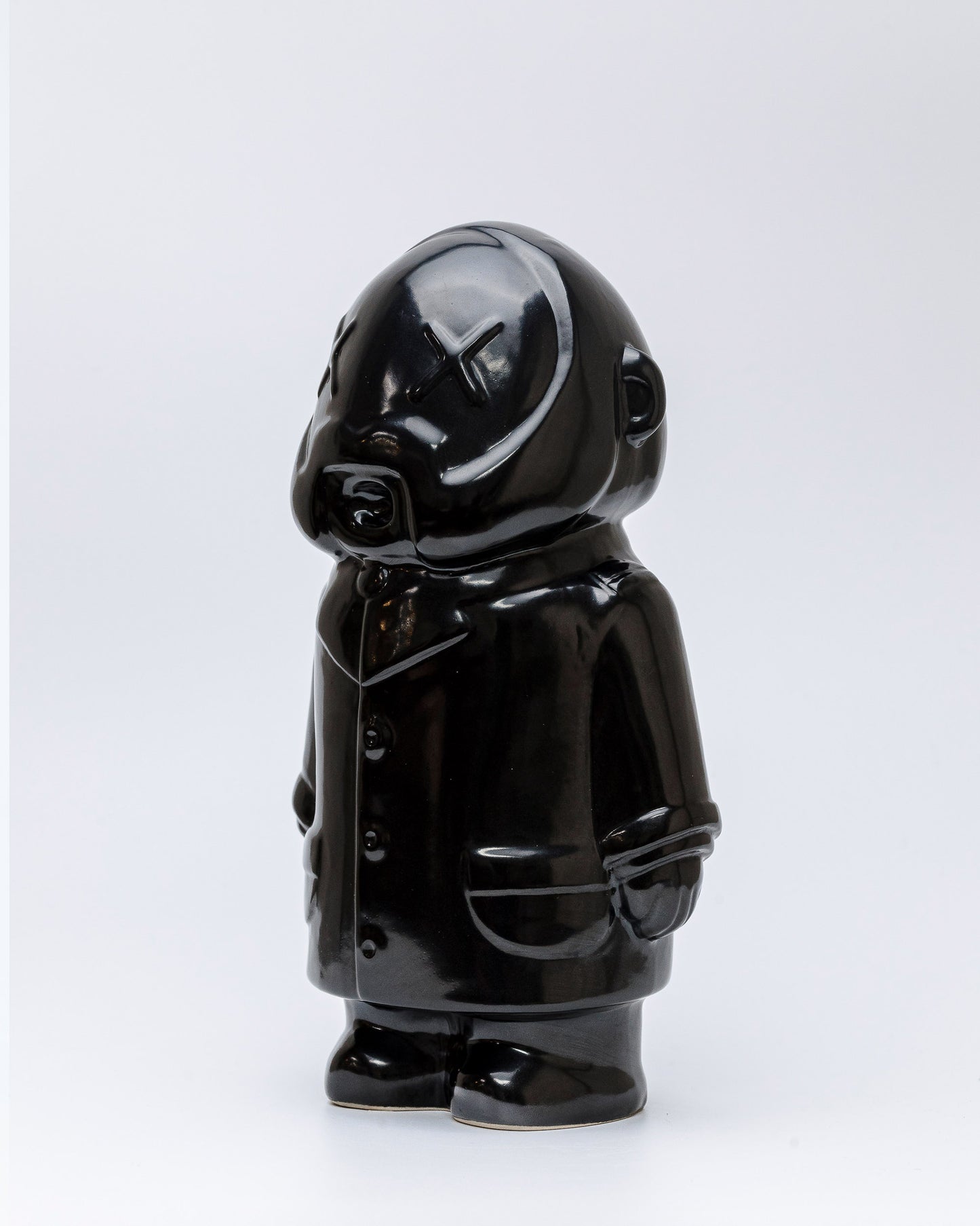GRAUTO.BOT, escultura en gress negro brillante