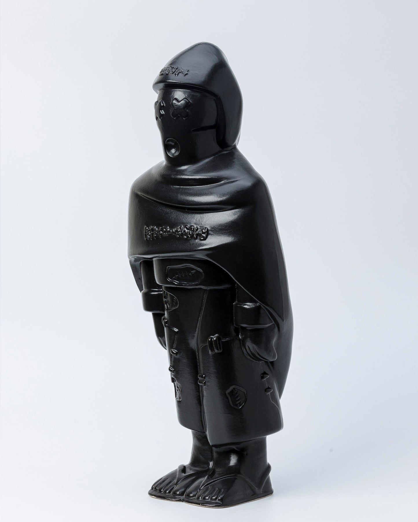 GIGANTO.BOT, escultura en gress, y esmalte oscuro