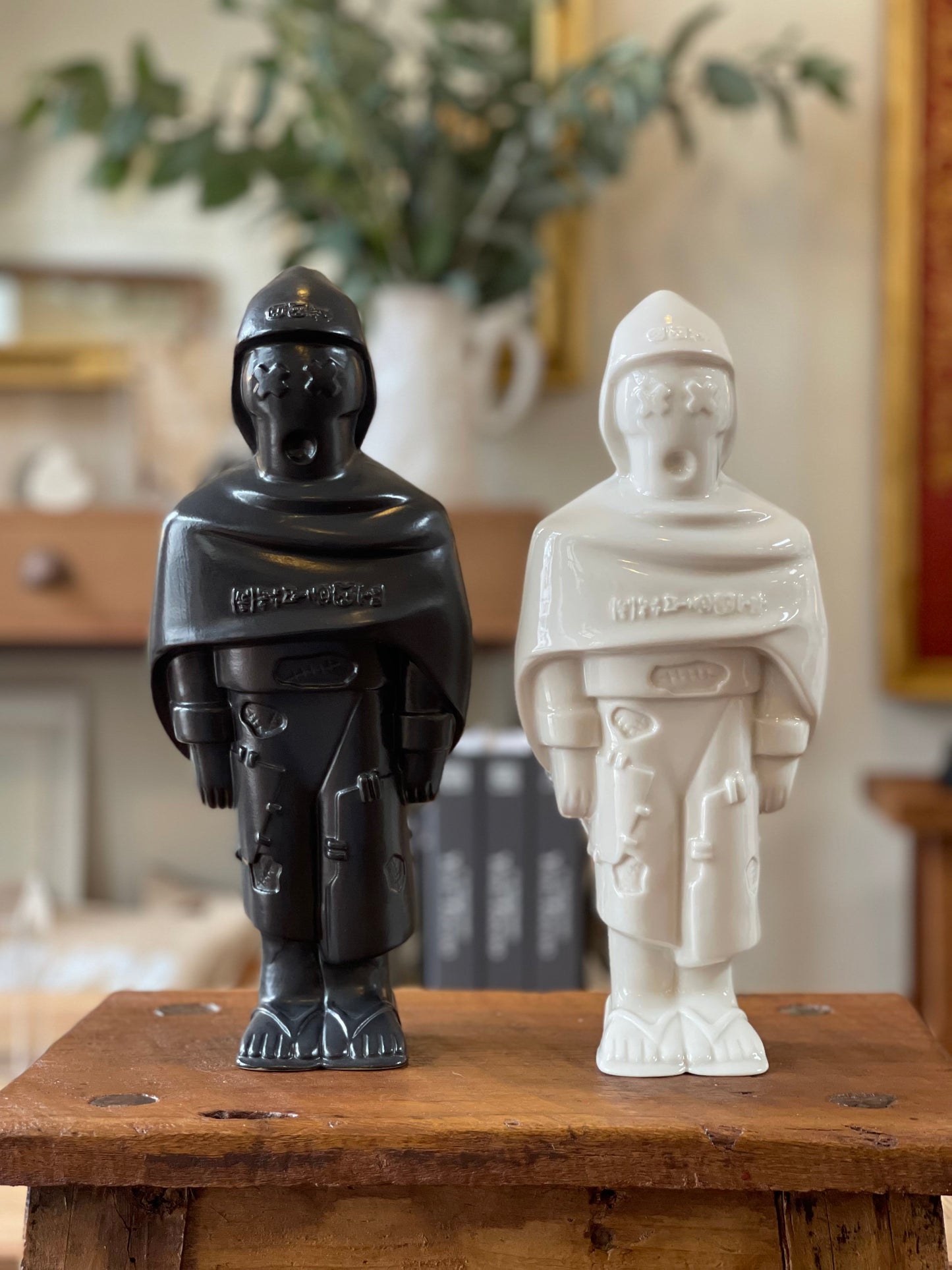 GIGANTO.BOT, escultura en gress, y esmalte oscuro