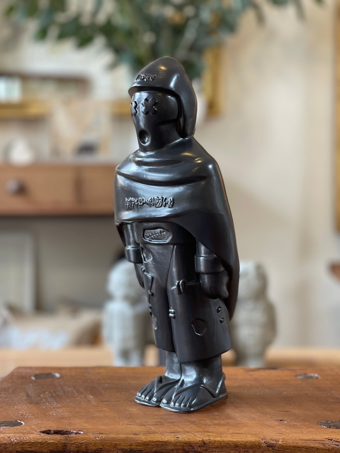 GIGANTO.BOT, escultura en gress, y esmalte oscuro