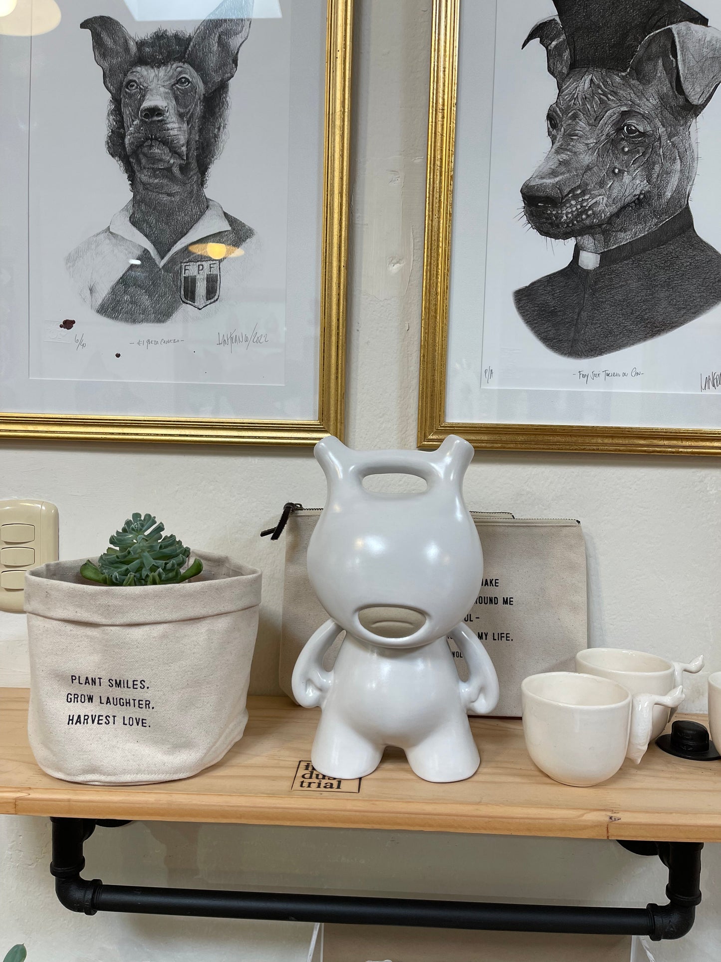 WAKO.TOY.AP, escultura en porcelana.