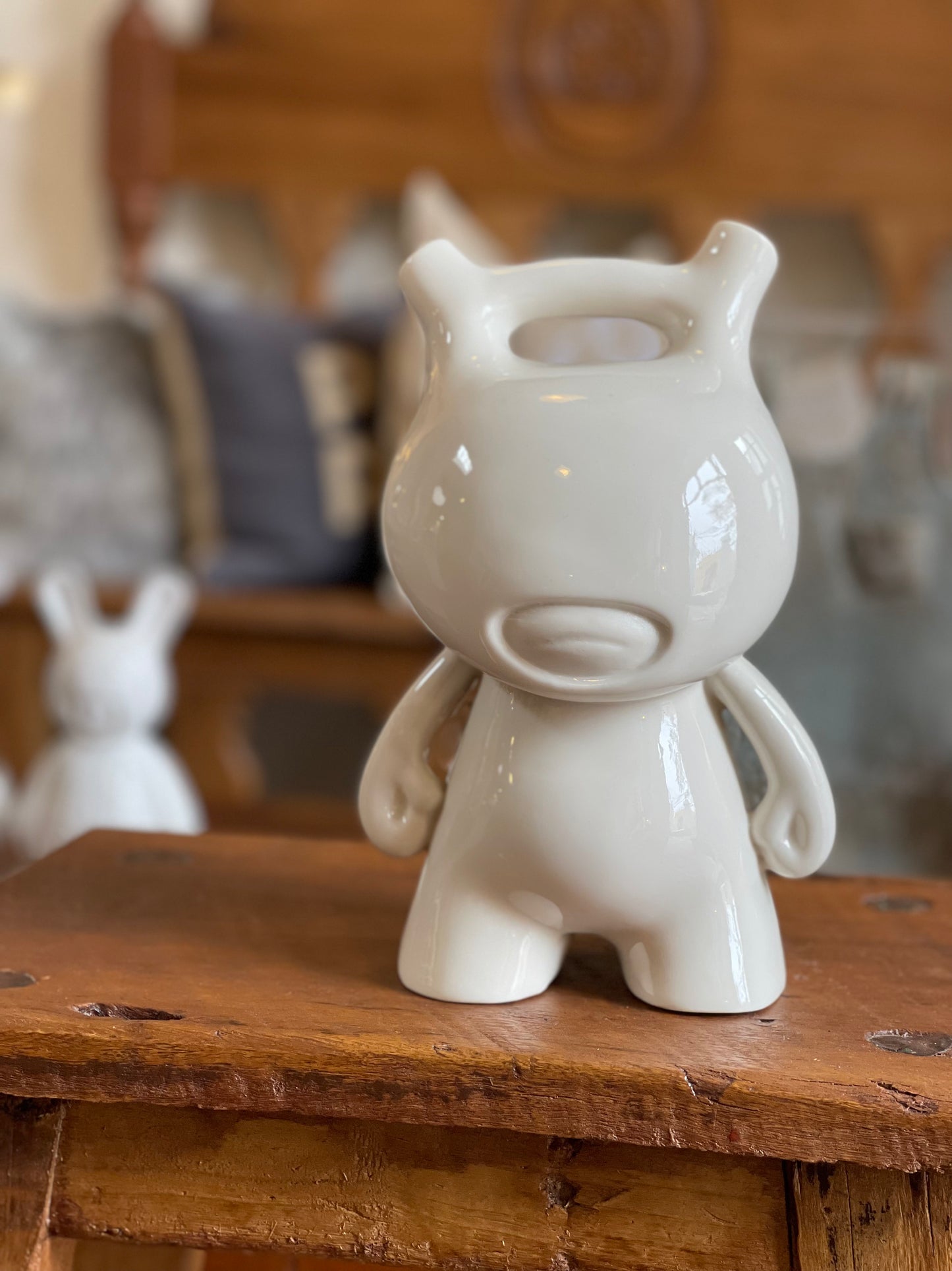 WAKO.TOY.AP, escultura en porcelana.