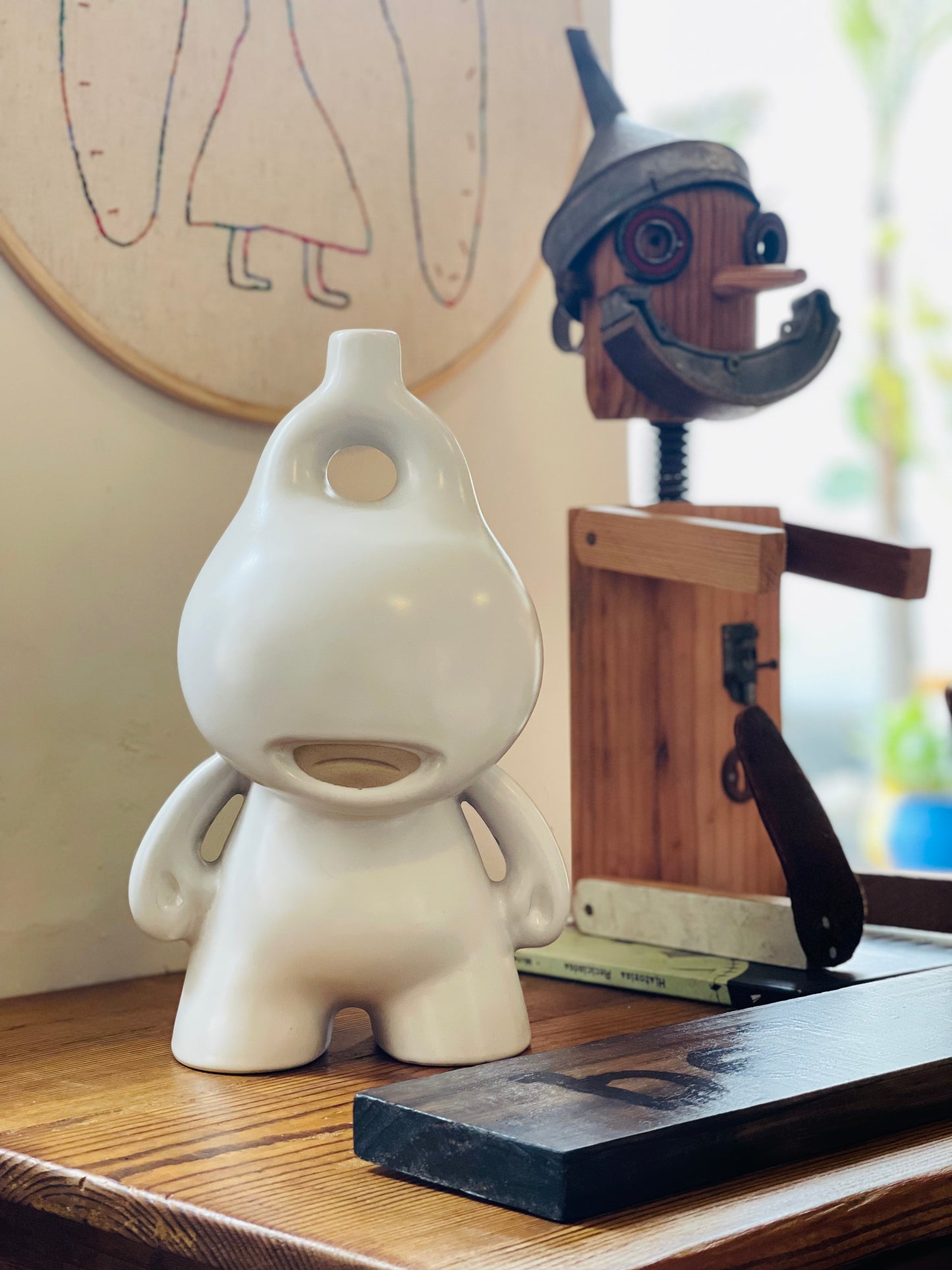 WAKO.TOY.AE, escultura en cerámica.