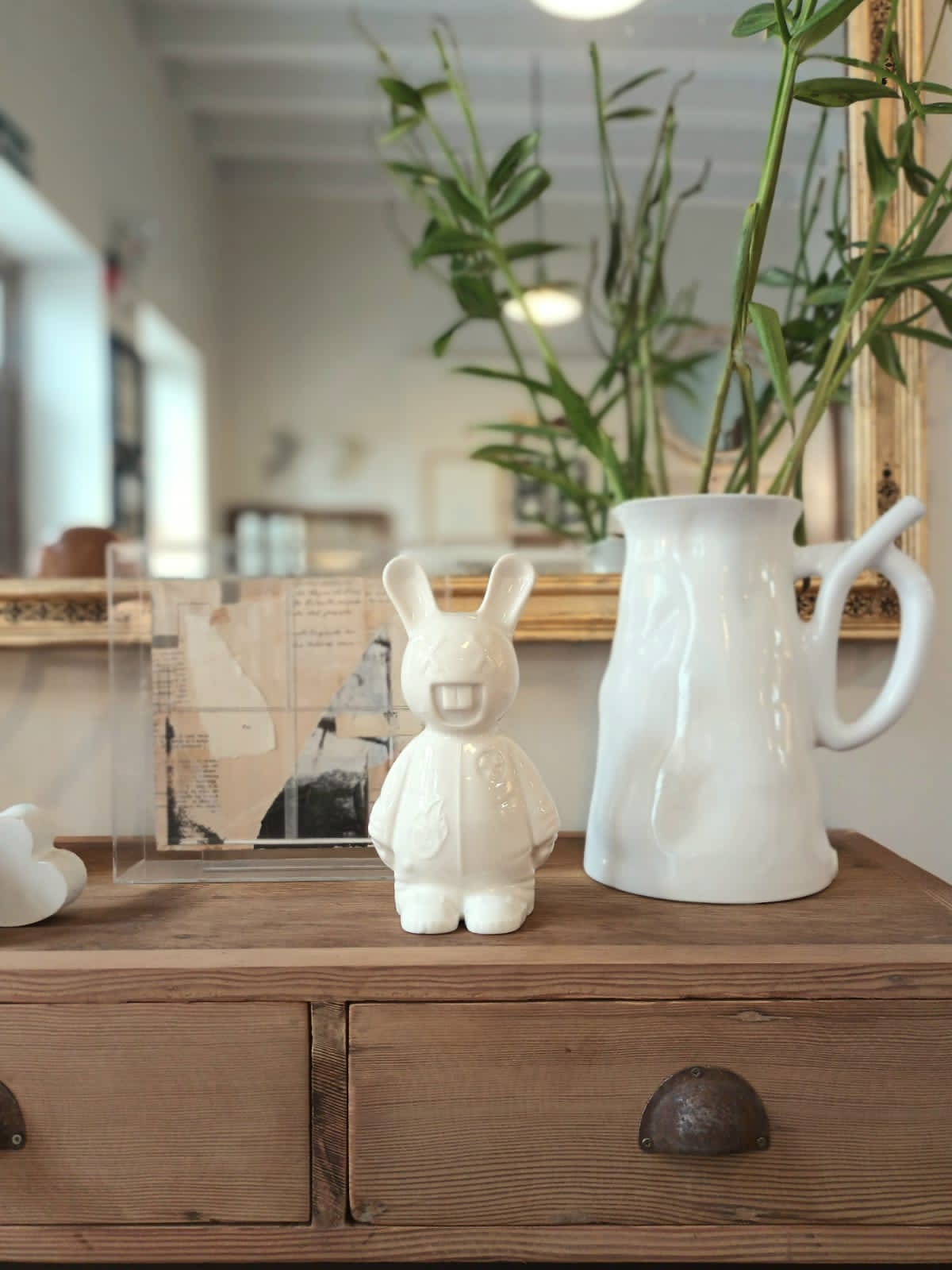 CONEJO ATÓMICO, escultura en porcelana
