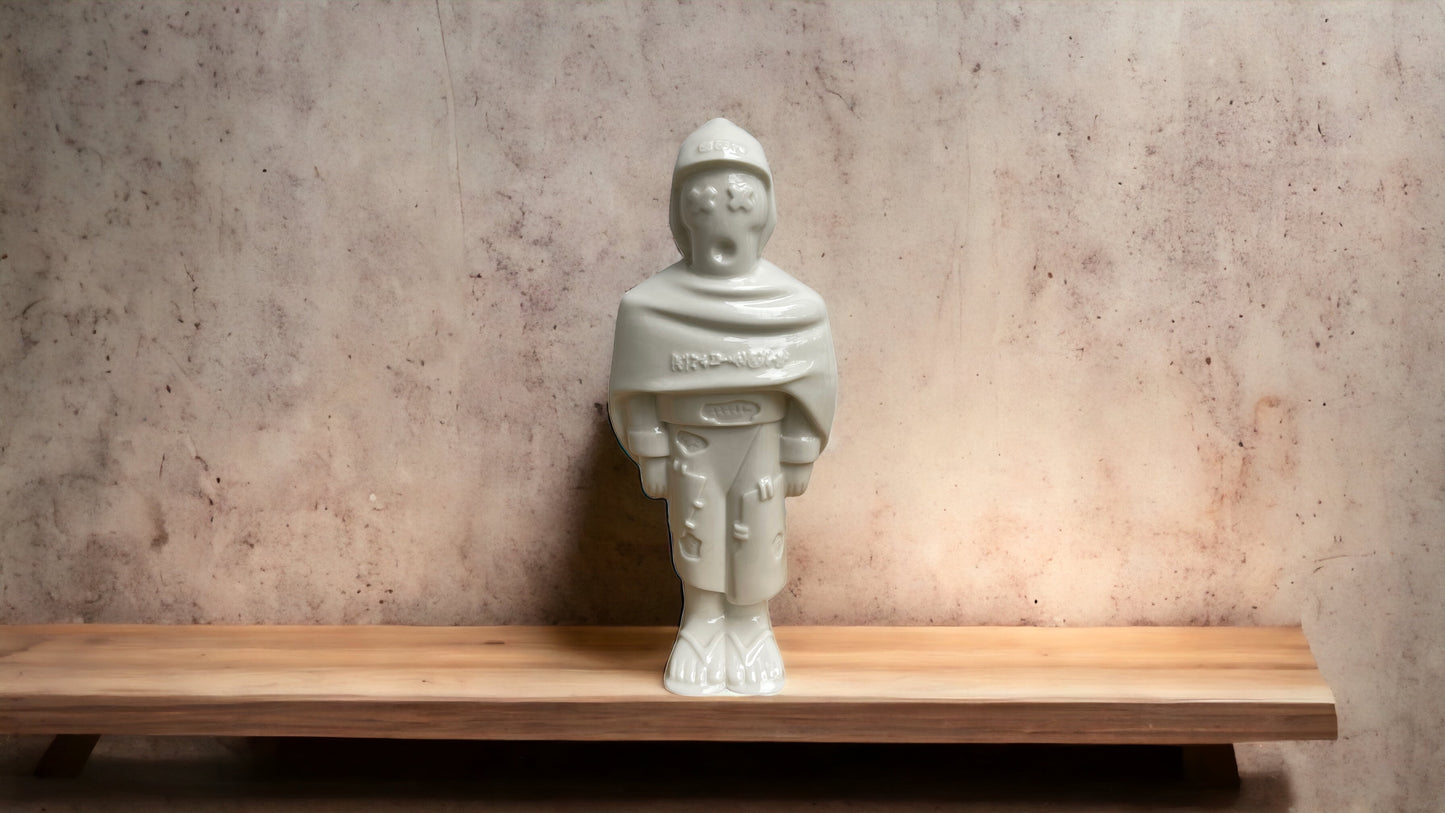 GIGANTO.BOT, escultura en porcelana blanca.