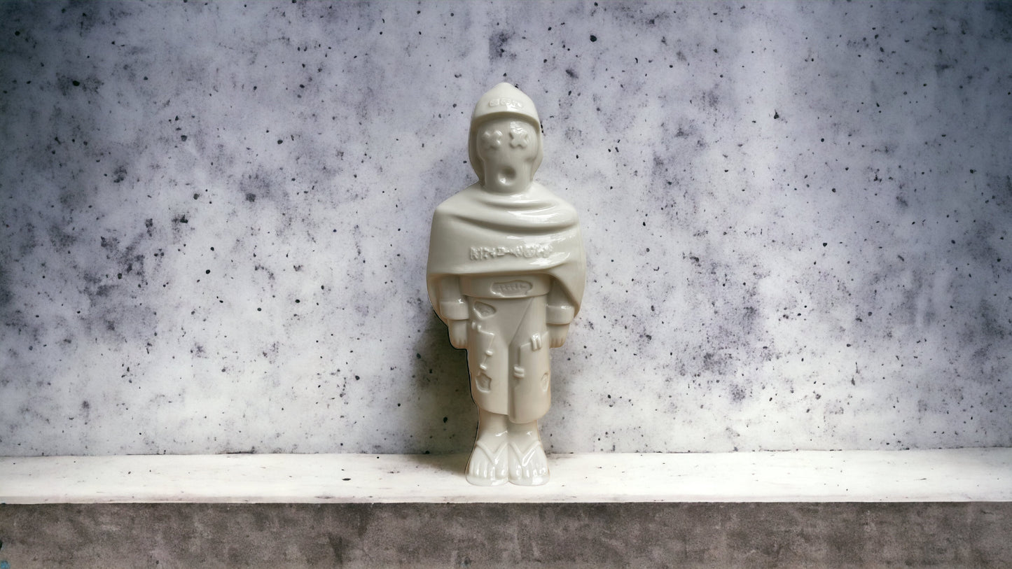 GIGANTO.BOT, escultura en porcelana blanca.